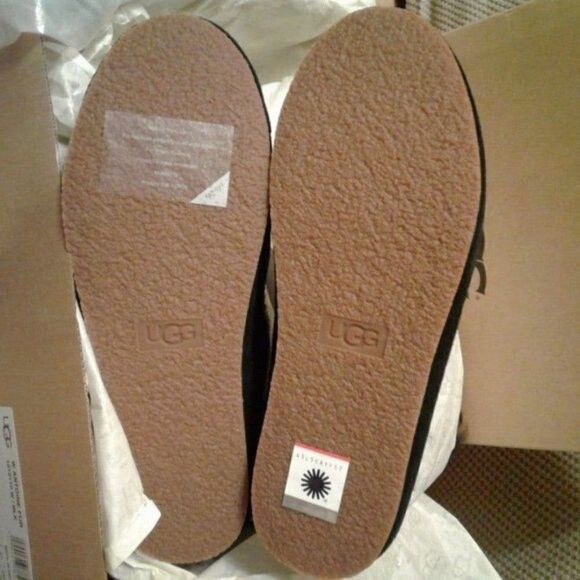 UGG Women's size 6M Ankle Boot - Picture 6 of 8